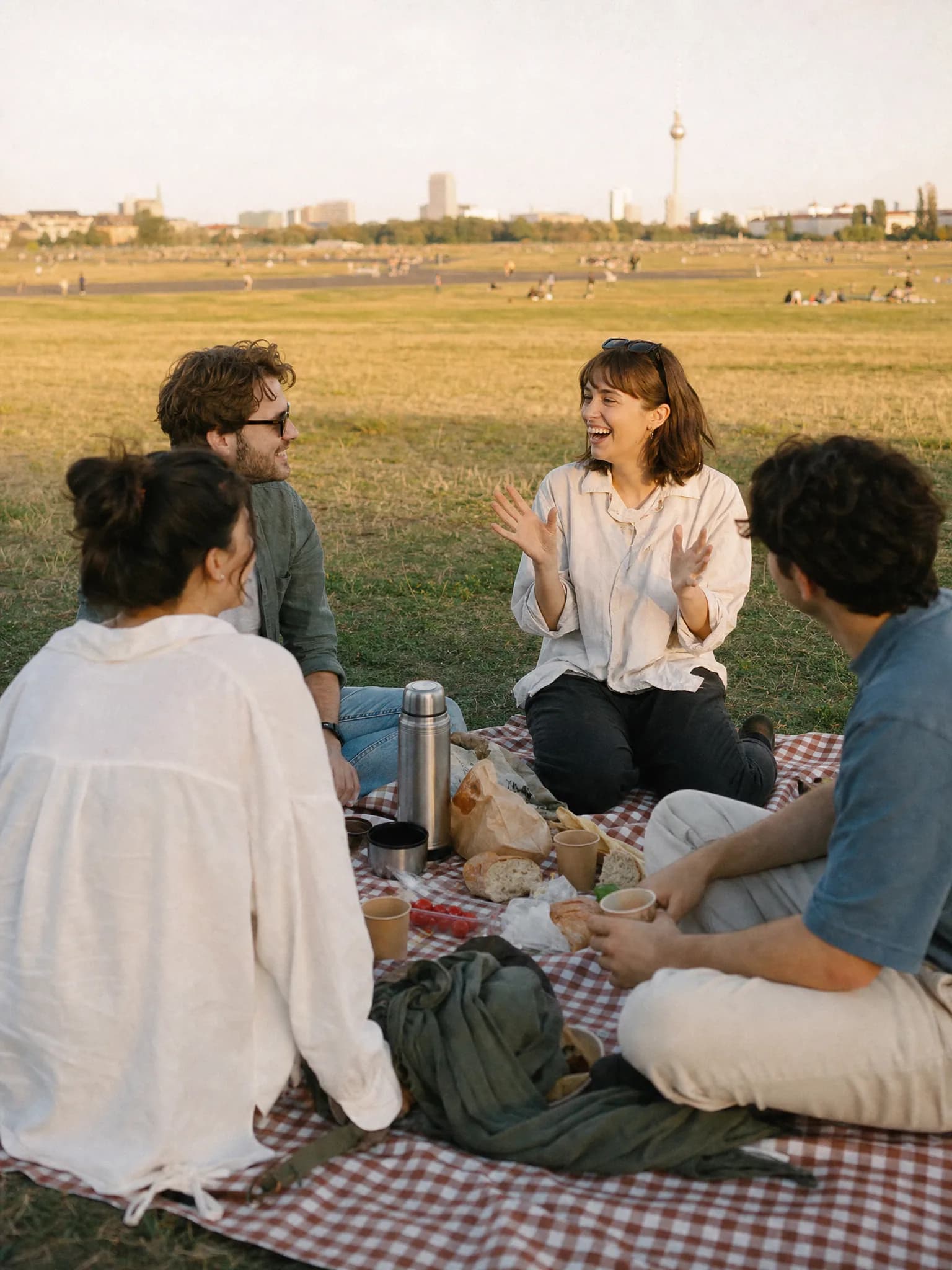 Kleine Gruppe draußen im Park